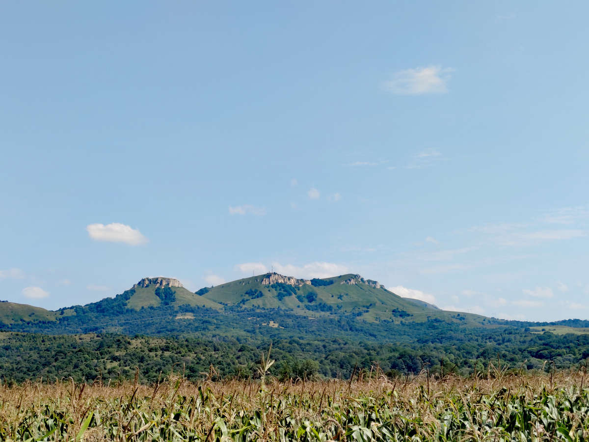 Хребет Шахан и его вершины. Вид из станицы Андрюки недалеко от Псебая. Фото автора. Листайте -->>