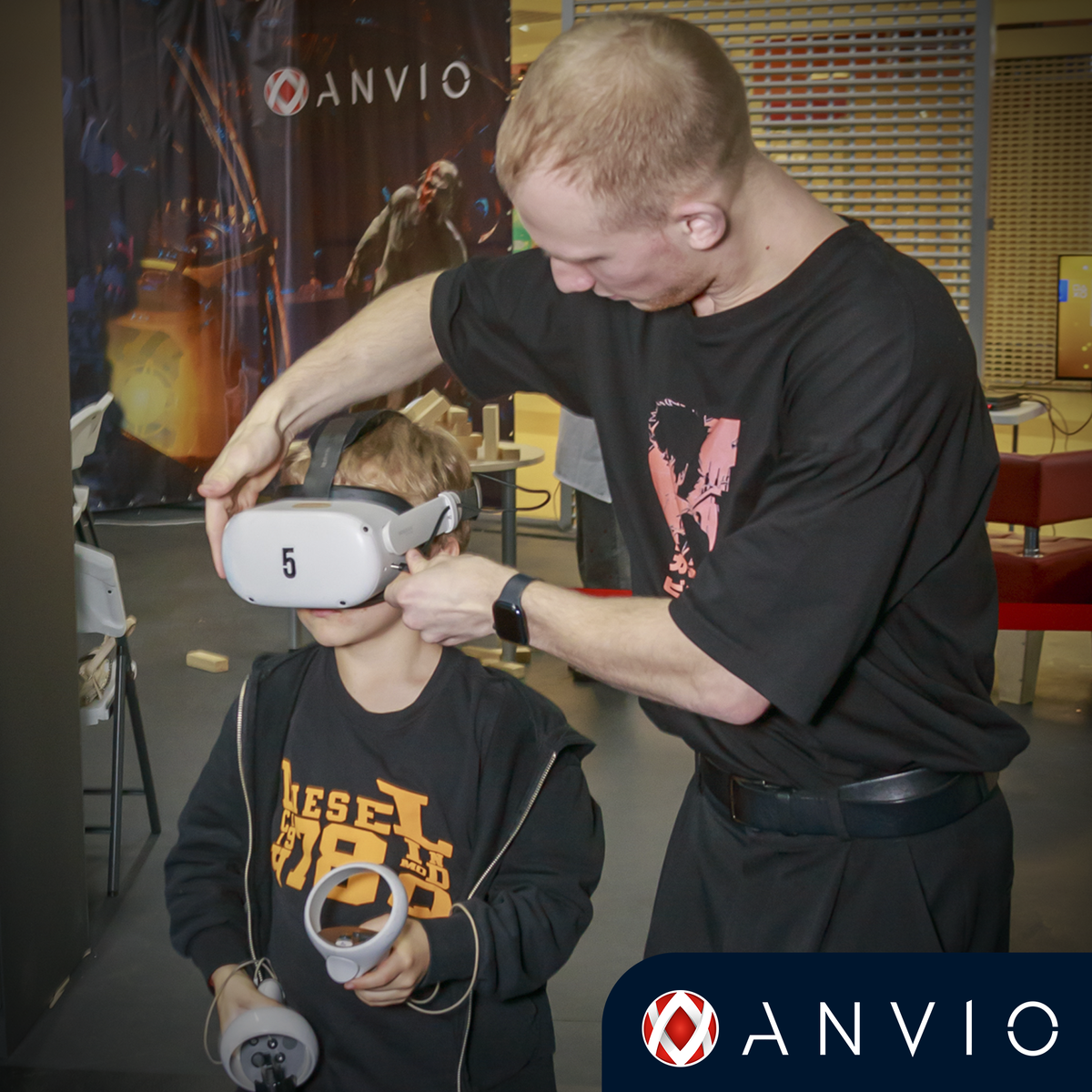 Индивидуально помогаем, максимально точно настроить шлем, для лучшего погружения в VR