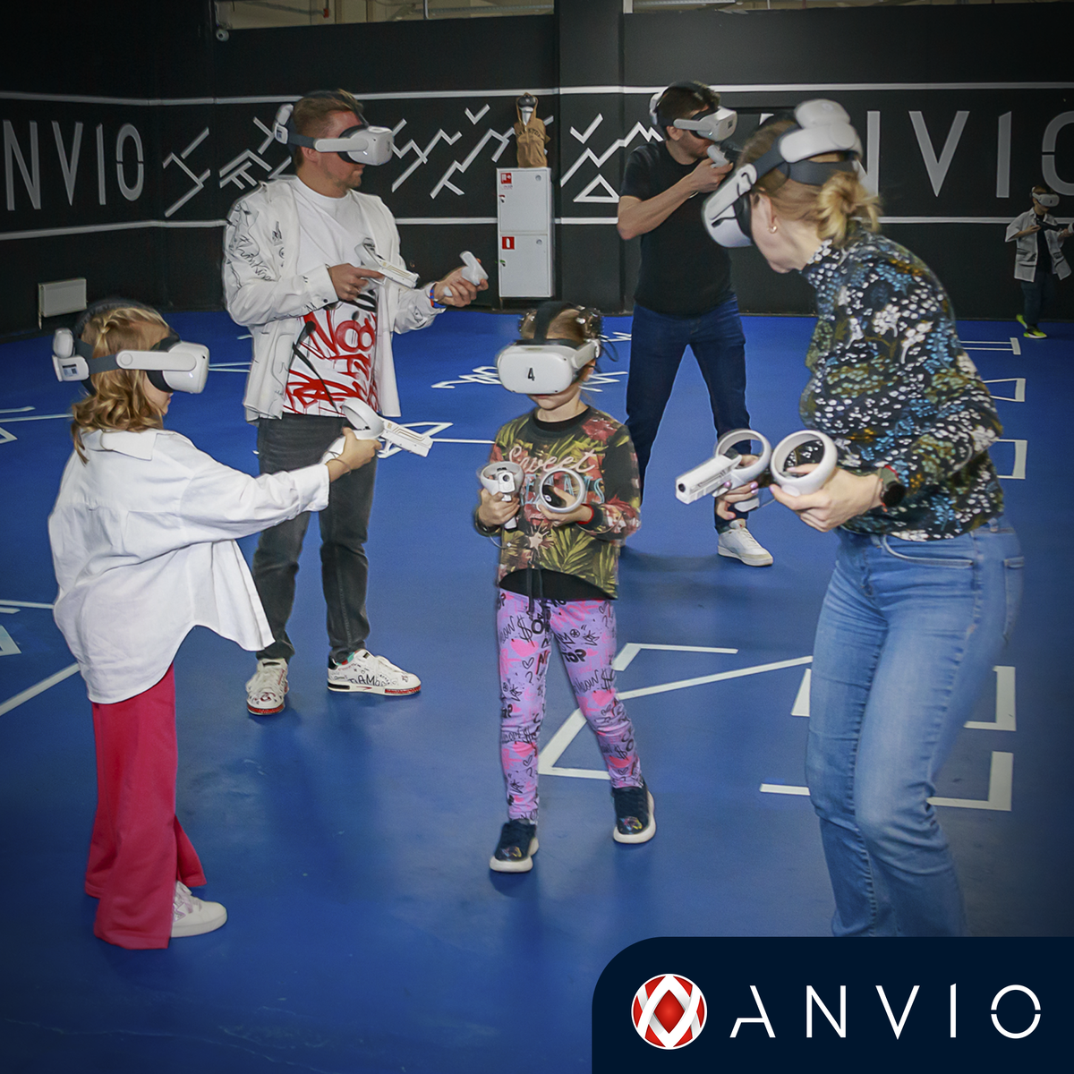 Наши кости приходят целыми семьями, чтобы насладится новым опытом в VR