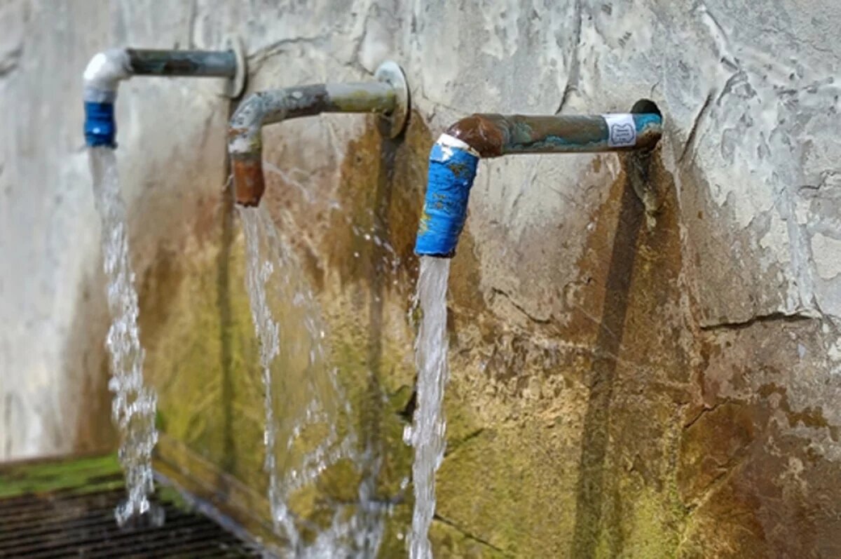    Вода, оставленная в трубах, приборах и резервуарах, с наступлением морозов превращается в лёд и расширяется, ломая металл, пластик и резиновые уплотнители.