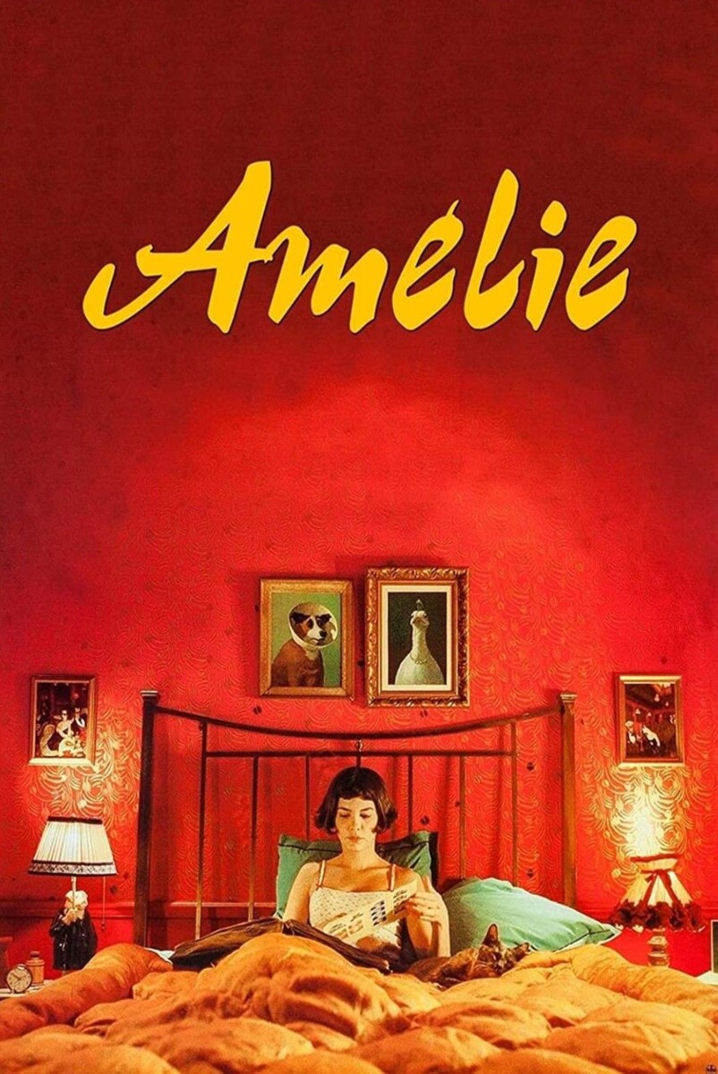 В фильме красный используется в одежде, предметах и интерьере, чтобы выделять важные детали и эмоции, концентрируя внимание зрителя.