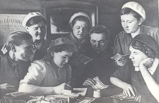 Комсомольцы собирают денежные средства в фонд обороны и на восстановление разрушенного Сталинграда. 1943 г.