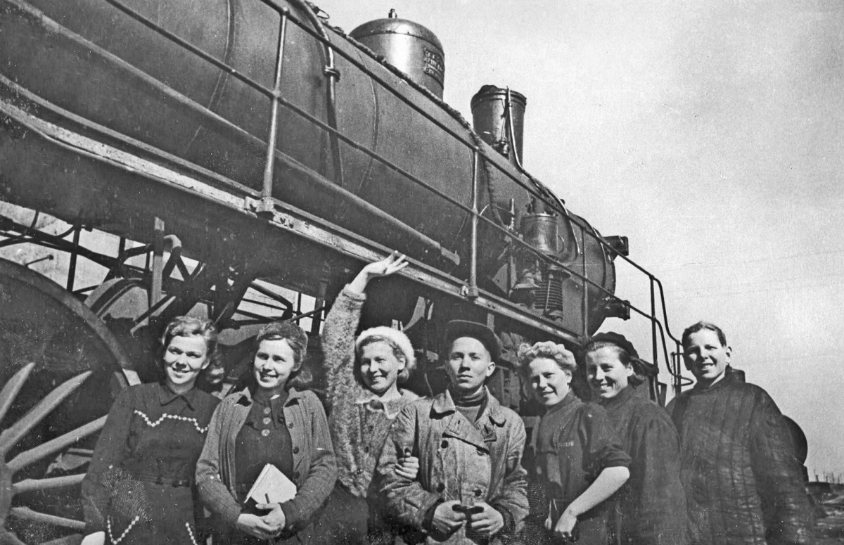 Группа девушек-добровольцев накануне отъезда в Сталинград на фоне паровоза. 1943 г (Фотография из книги "Испытание войной /1943/" Киров 2015 г.)
