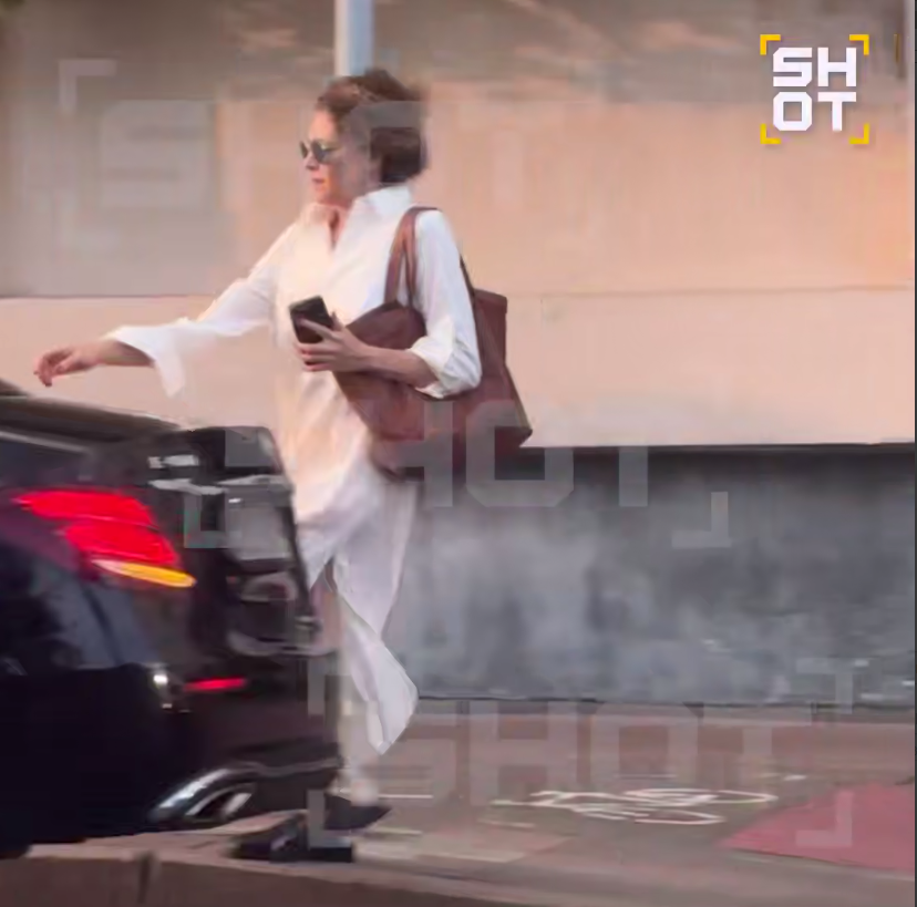     Раппопорт бежит к машине. Источник: t.me/shot_shot Автор фото: Скриншот видео