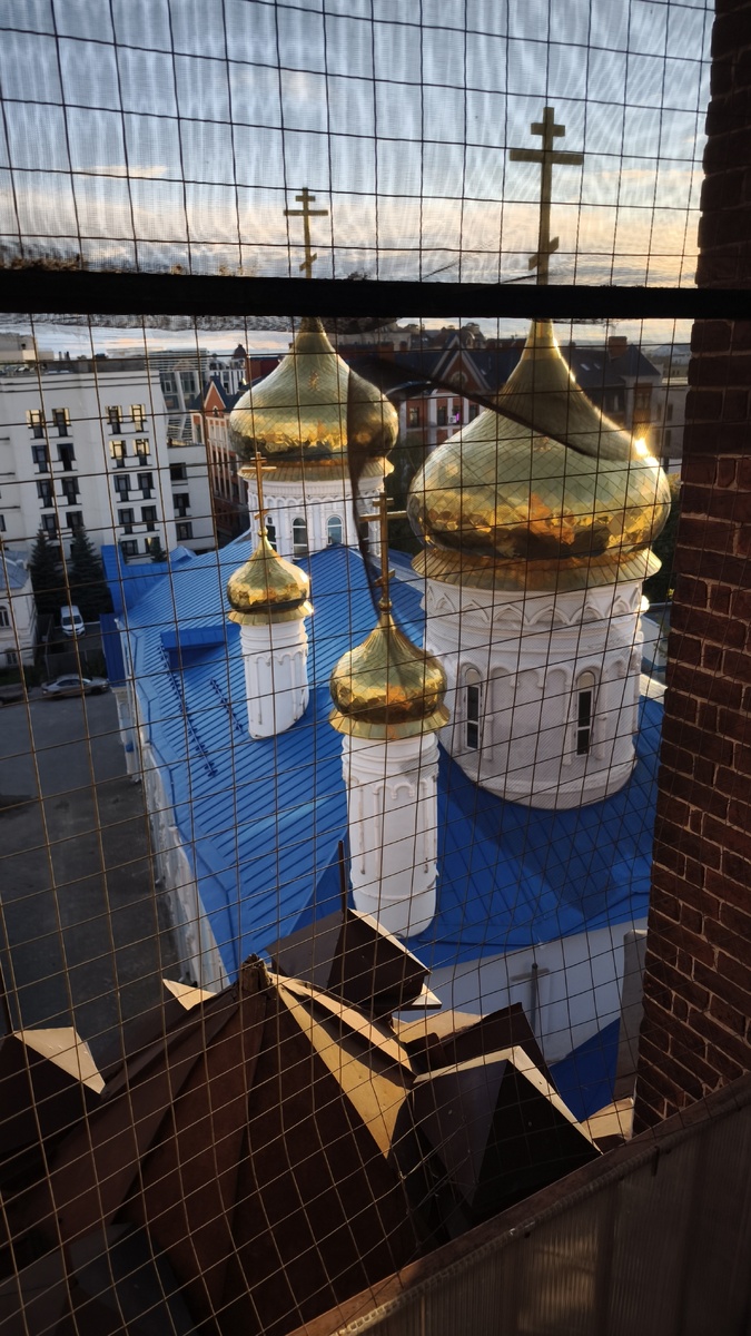 За колокольней собор