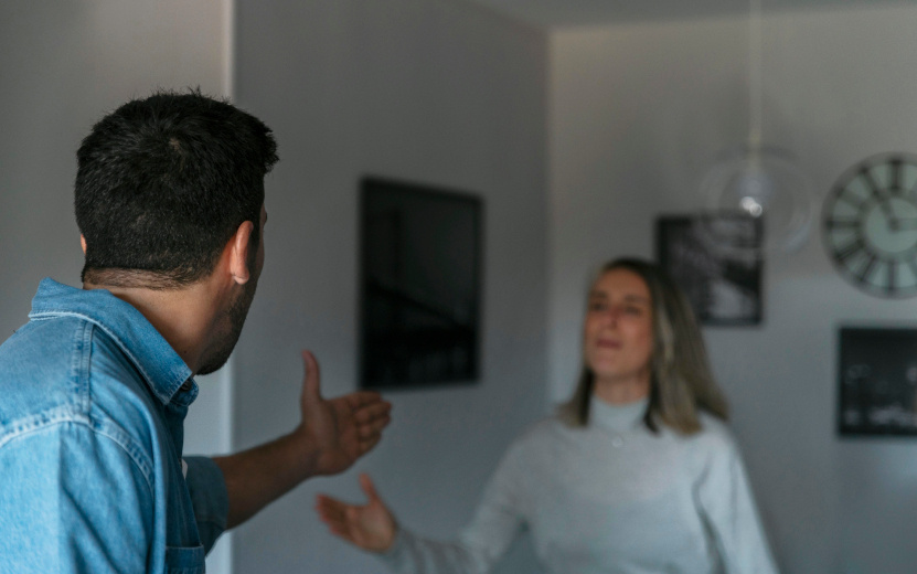  Семейные ссоры или просто громкий телевизор за стеной панельного дома – не лучшее соседство. Фото: freepik.com