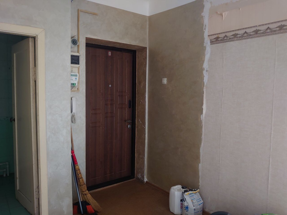 Это прихожая с недоделанным ремонтом от предыдущих хозяев