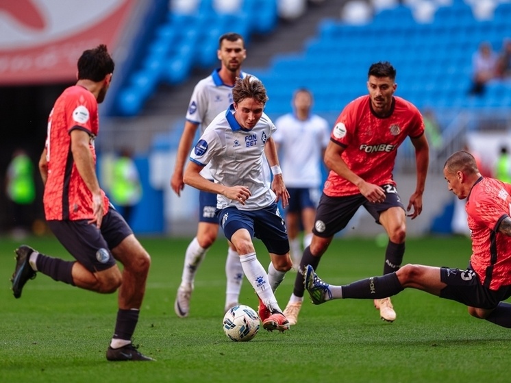     Иван Бобер в окружении футболистов «Акрона». Фото: Виктор Лунченко/ПФК «Крылья Советов»