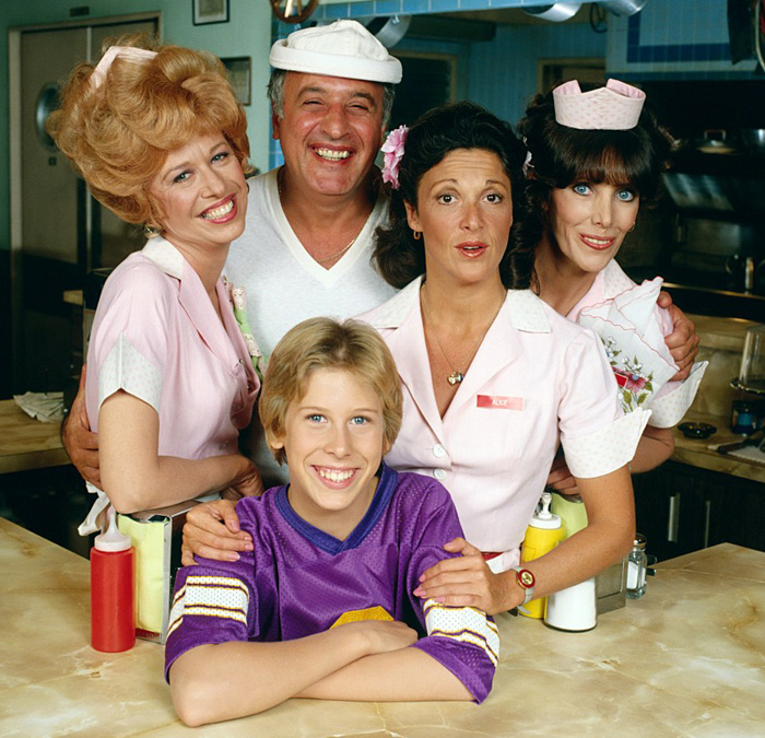    Полли Холлидей (крайняя слева) с партнерами по сериалу «Элис»Соцсети