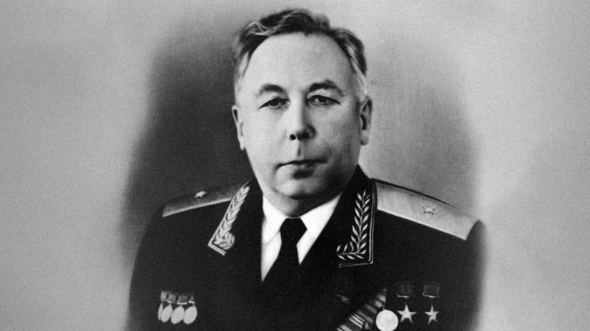     Семён Лавочкин родился 11 сентября 1900 года в Смоленске в семье учителя и домохозяйки. В 1917 году с золотой медалью окончил Курскую мужскую гимназию. В рядах Красной армии участвовал в Гражданской войне, а затем служил в погранвойсках. После демобилизации он решил получить техническое образование РИА Новости