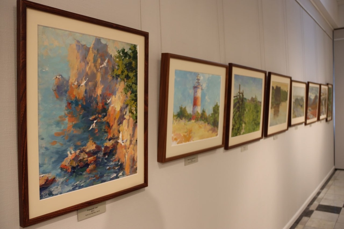    Сургутский художник представил персональную выставку пейзажей