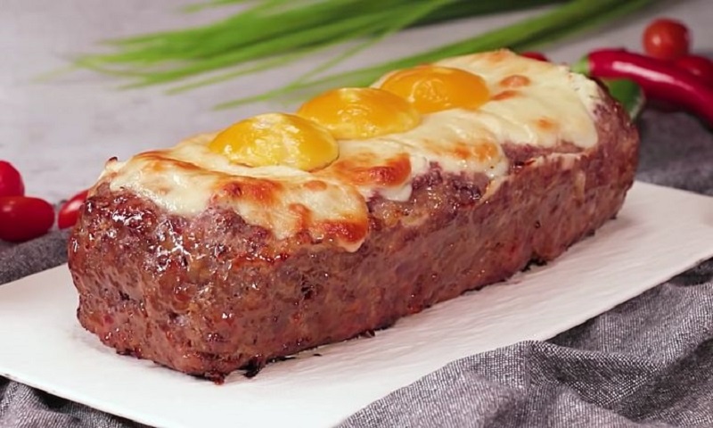Мясной рулет с сыром и ветчиной: праздничное блюдо из простых продуктов