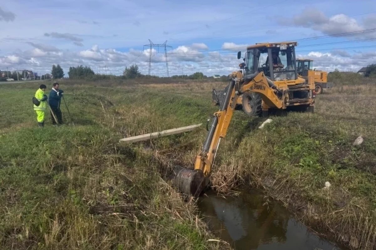    В Тюмени очищают и расширяют каналы для защиты от подтоплений