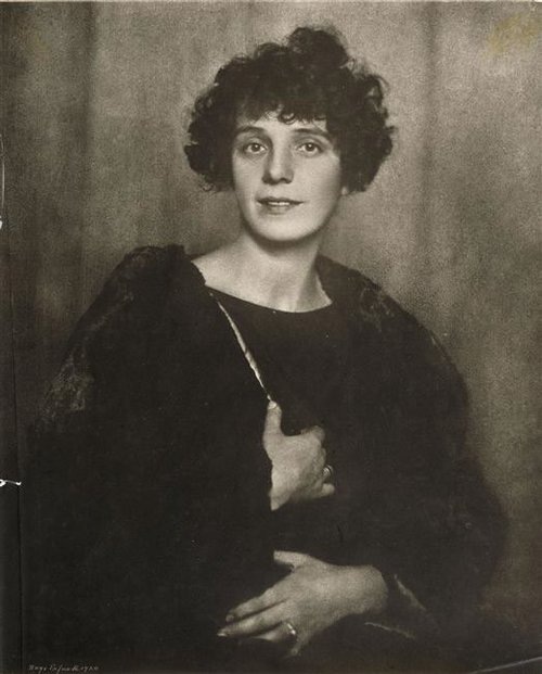 Нина Кандинская в объективе Хьюго Эрфурта. 1924 г.