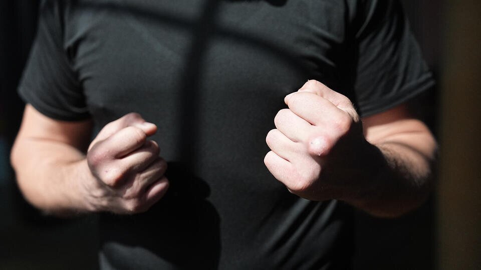     Пьяному отцу выбили зубы в драке из-за "пропавшей" дочери, прятавшейся у соседей ИЗВЕСТИЯ/Павел Волков