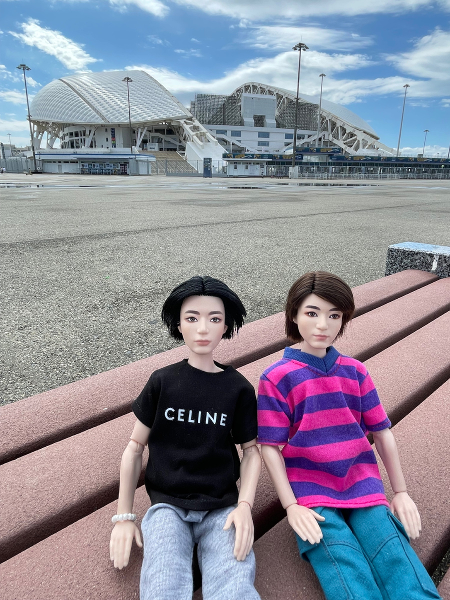 Тэхён и Чонгук на фоне стадиона «Фишт»