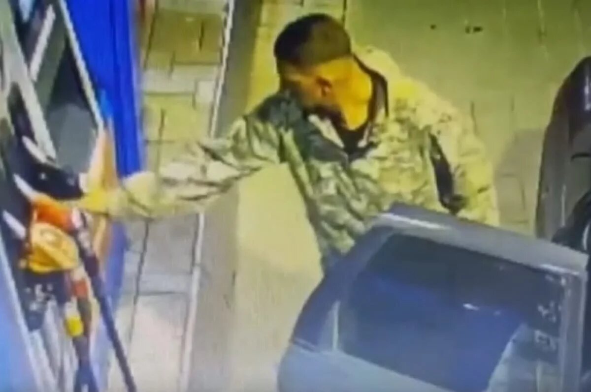    В Омске разыскивают дерзкого вора, который украл бензин на заправке