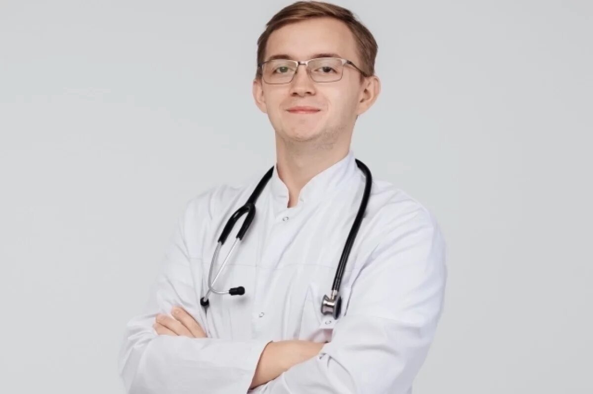    Антон Чирков уже несколько месяцев — врач-педиатр отделения неотложной помощи в челябинской детской поликлинике №8.