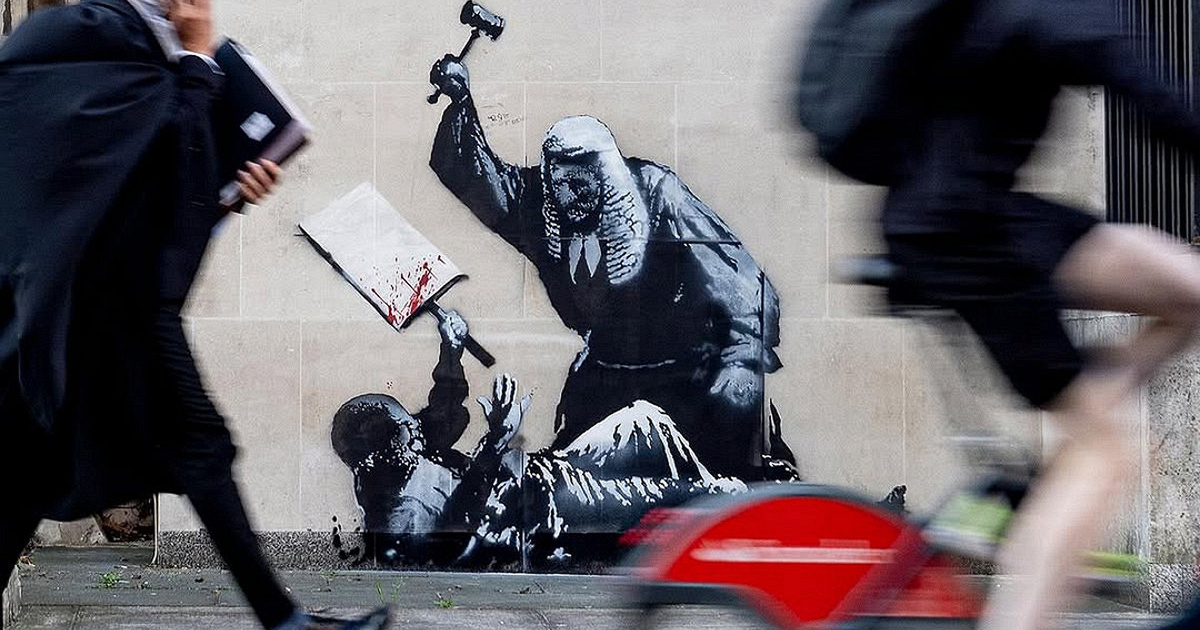    Граффити Бэнкси на здании Королевского суда закрасили (фото 1)