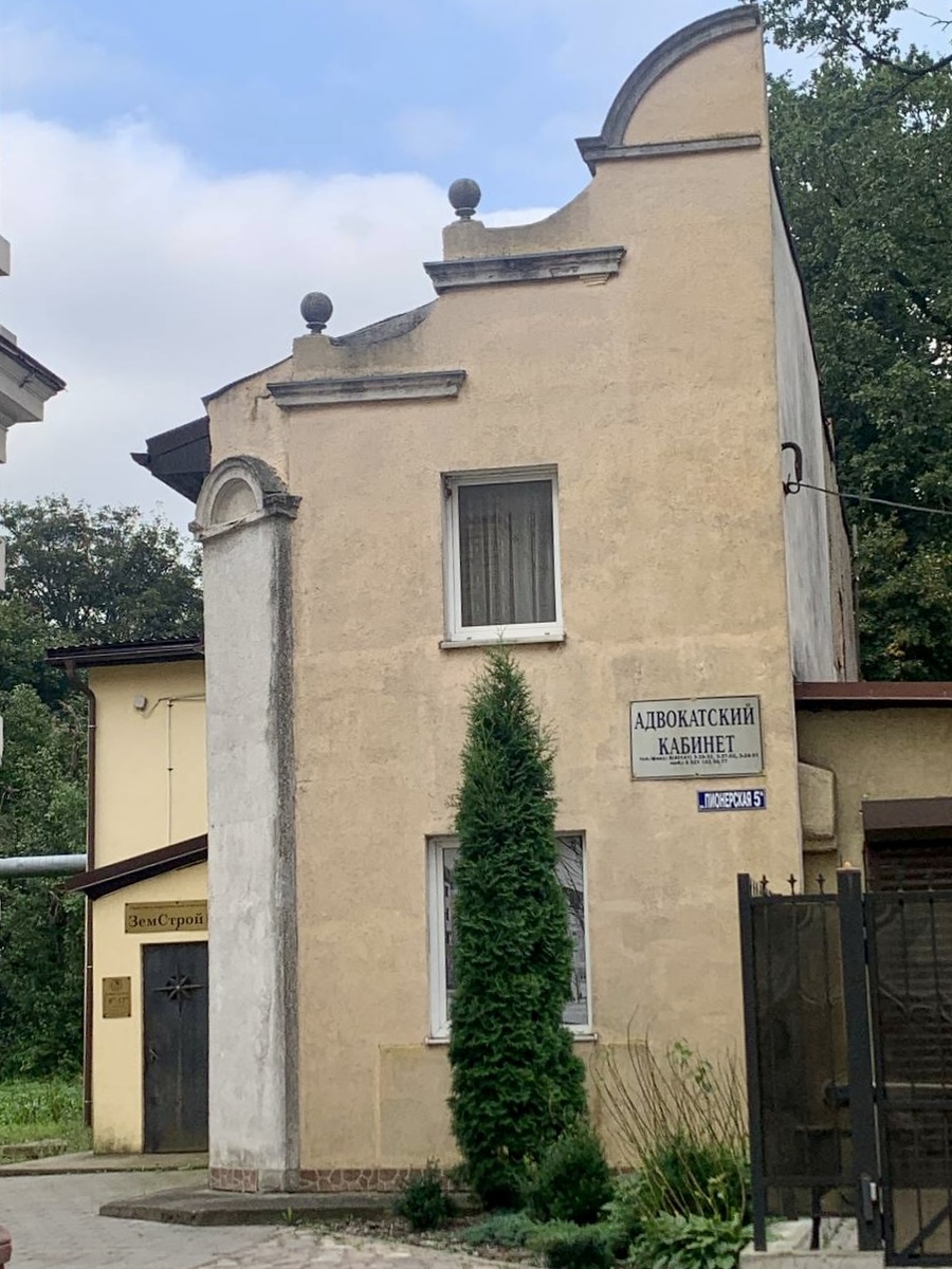 Пряничный полудомик на ул. Пионерской обитает во дворе виллы Чибулински