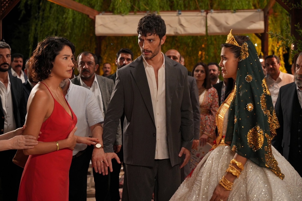 Серхат вынужден жениться на родине, хотя в Стамбуле у него уже есть супруга. Фото: соцсети