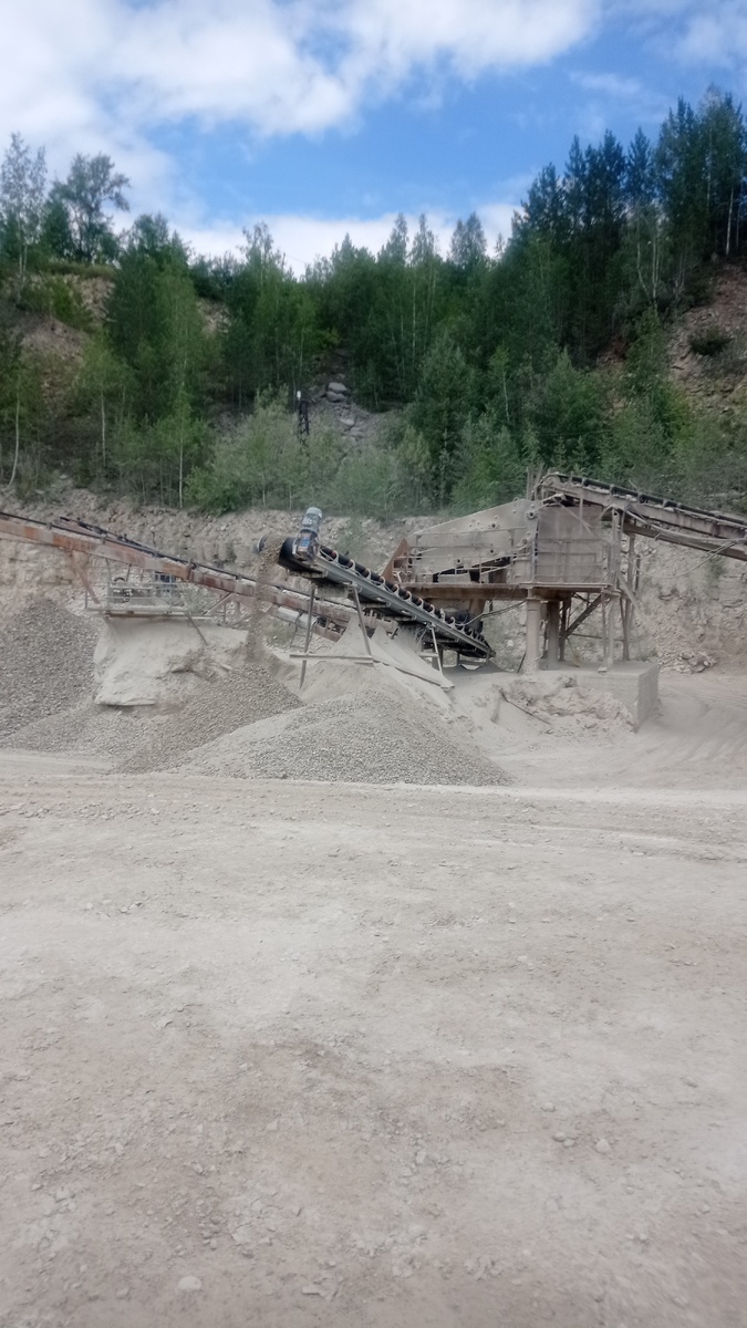 В прошлом году ездили ещё на природу выбирались, этот карьер проезжали, в этом году вообще я никуда. 