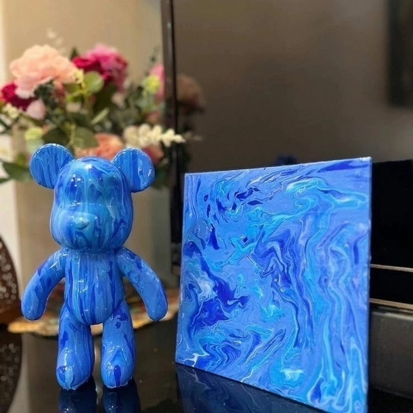 Роспись мишек bearbrick в технике флюид-арт выглядит особенно эффектно.