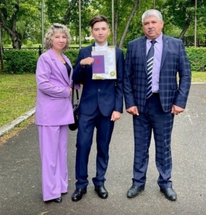 Фотография Сергея с родителями