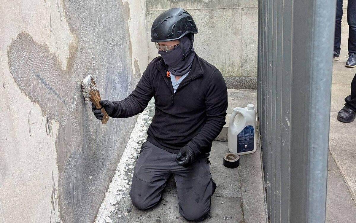 Власти Лондона закрасили новое граффити Бэнкси на здании Королевского суда