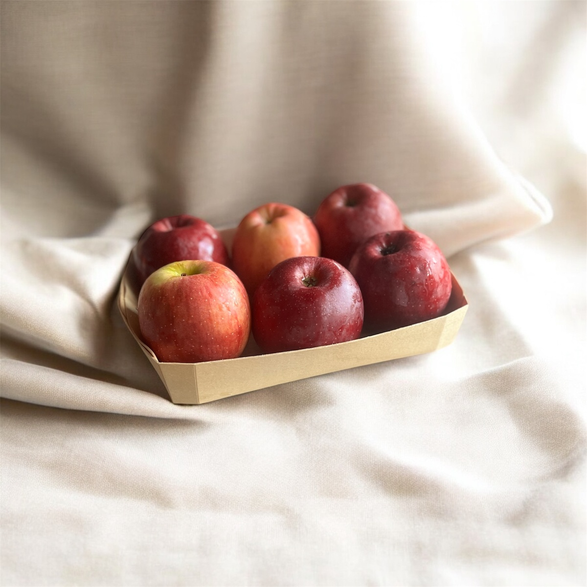 Возможность повторного использования: После покупки яблоки можно переложить в другую емкость, а подложку сохранить для дальнейшего использования 