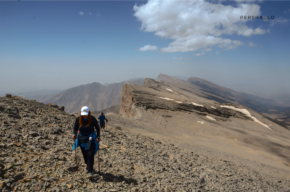 Прежде чем говорить о снаряжении — вот вам магия геологии. Причудливая, «взломанная» форма Ходжа Буз Барак — результат титанического столкновения Индостанской и Евразийской плит. Мы идем по дну древнего океана Тетис, вытолкнутому вверх на тысячи метров. Каждый камень под ногами — страница истории планеты.