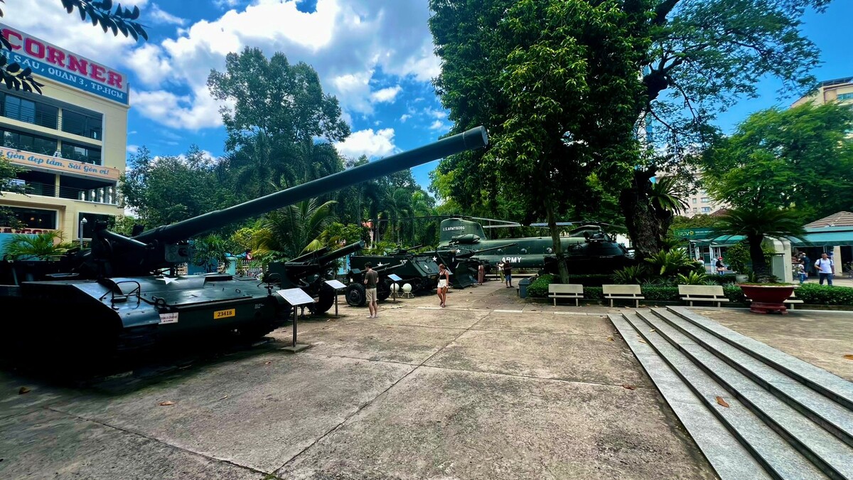 Выставка техники перед главным входом в здание музея