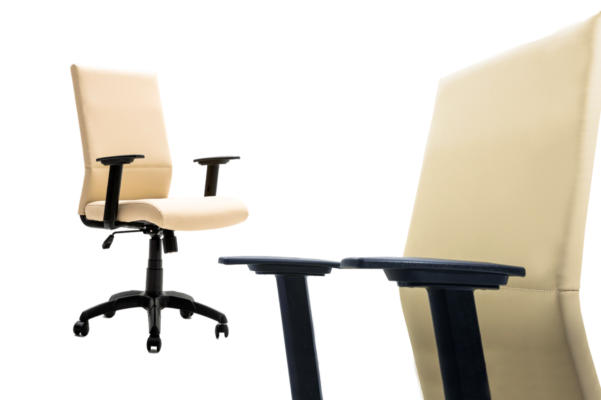 Офисное кресло «Анзер В» с обивкой из экокожи, поясничной поддержкой, механизмом качания «топ-ган» и настройкой подлокотников по высоте. Стоимость — 9000* рублей. Код для поиска на сайте — 801390.