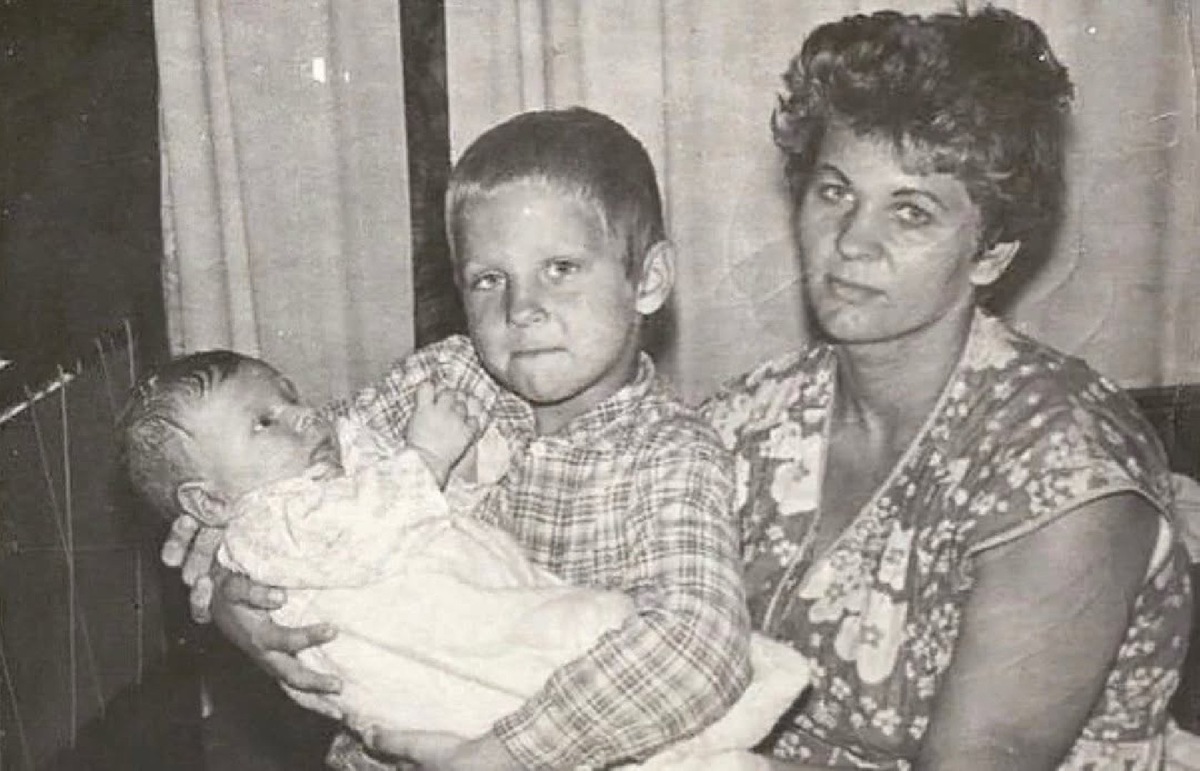    Александр и Федор Емельяненко с мамой (фото: Instagram* / alexemelyanenko)