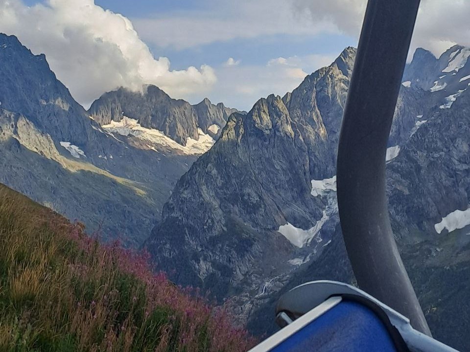 Кресельный подъемник в Домбае