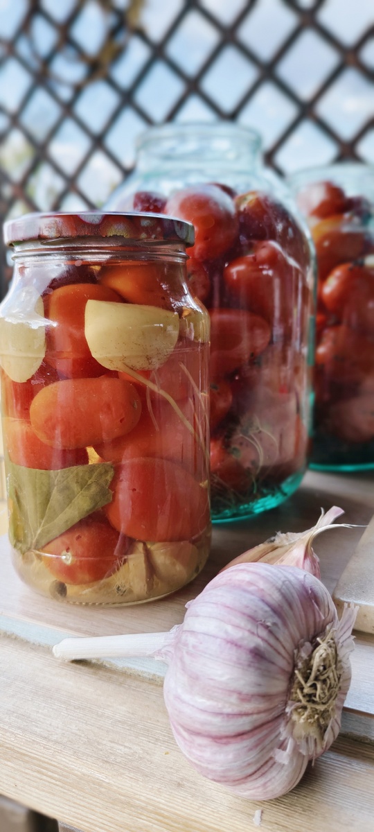 Часть томатов я замариновала, часть засолила. Ещё не вялила,но собираюсь. 