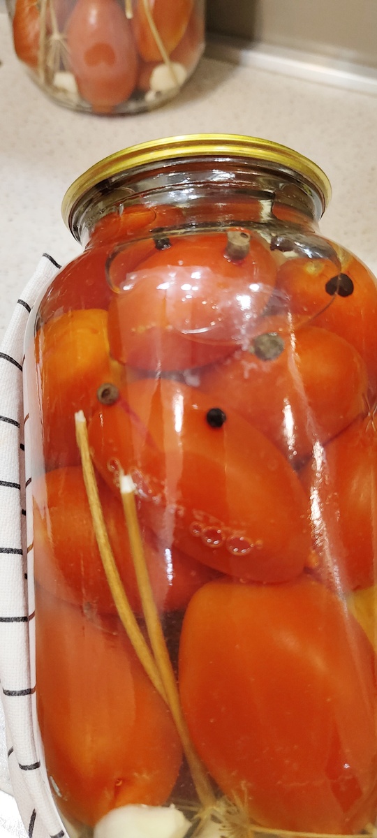 Используйте качественные крышки, следите что бы они прилегали плотно и не шли волной, после того,как  вы их закрутили. 