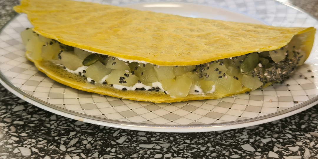 Вкусный завтрак за считанные минуты: овсяноблин с яблоками