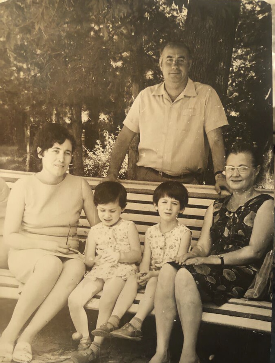 Антонина Хашба (справа) с супругом Валерием Кураскуа и дочерьми Камой и Илоной