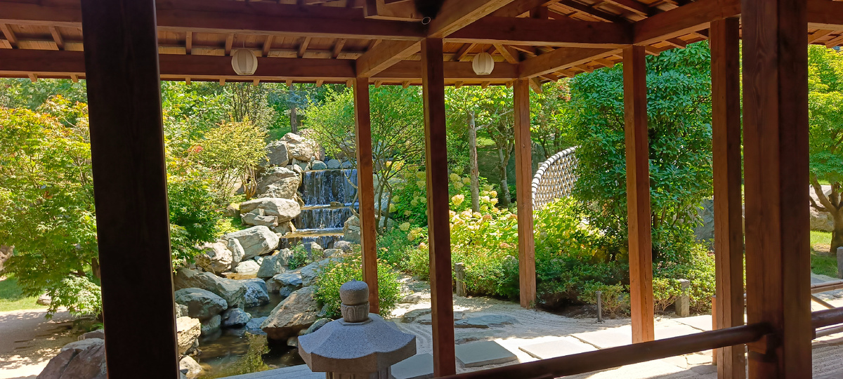 Водопад под солнечными лучами /фото автора/ А вечером этот водопад подсвечивается огоньками. Выглядит волшебно!  