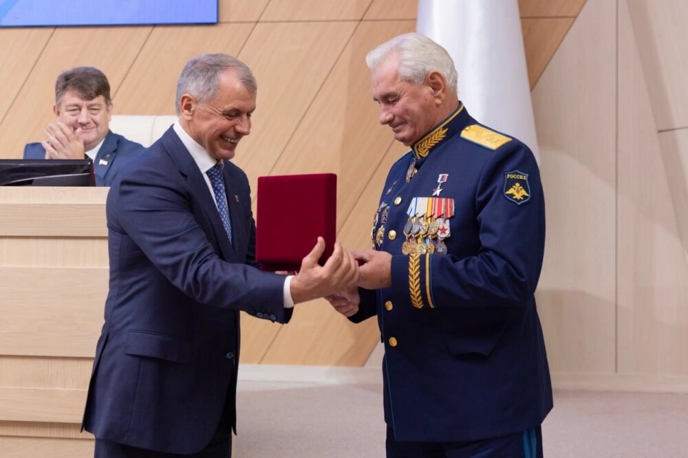    Награждение Василия Циблиева. Фото: пресс-служба Главы Республики Крым