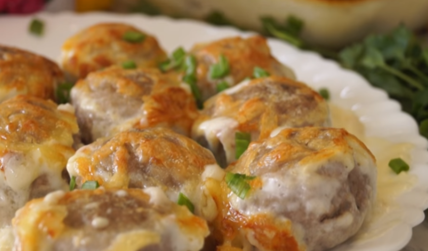 Захотелось мясного... приготовьте Фрикадельки в сливочном соусе. Готовятся быстро, получаются нежными, мягкими, с аппетитной корочкой.