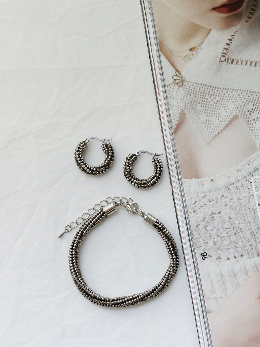 Подчеркните свой безупречный вкус с этим минималистичным, но выразительным комплектом!