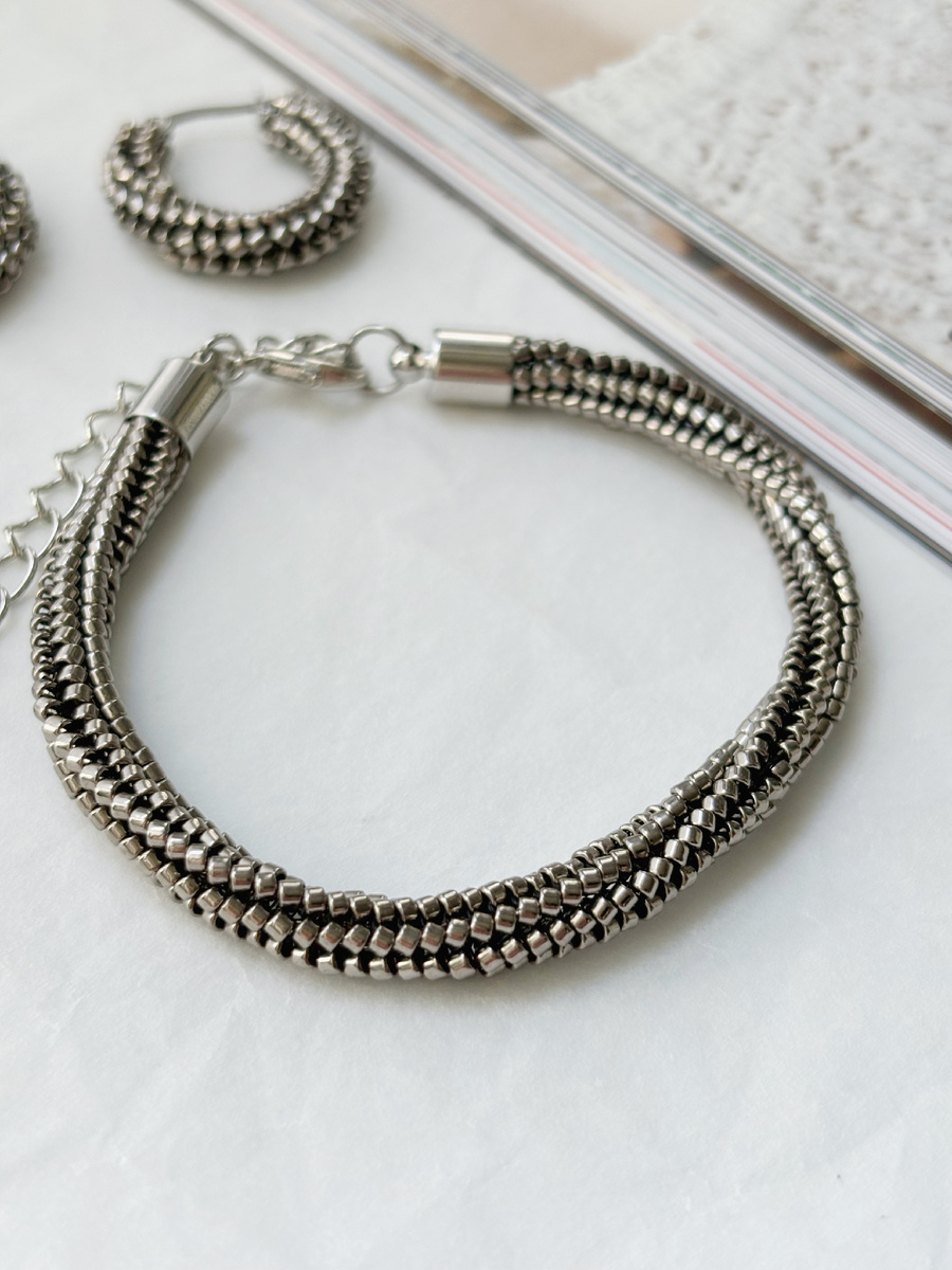 Сочетание лаконичного цвета никель, японского бисера и техники ндебеле делает эти украшения современными и универсальными.