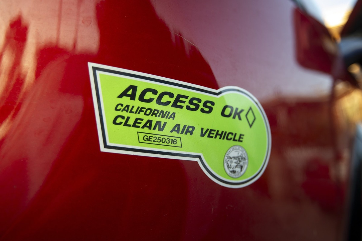    В Калифорнии было выдано более миллиона наклеек «Clean Air Vehicle»