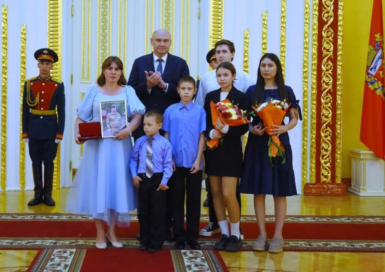    Оренбуржцам вручили государственные награды Антон Пичурин