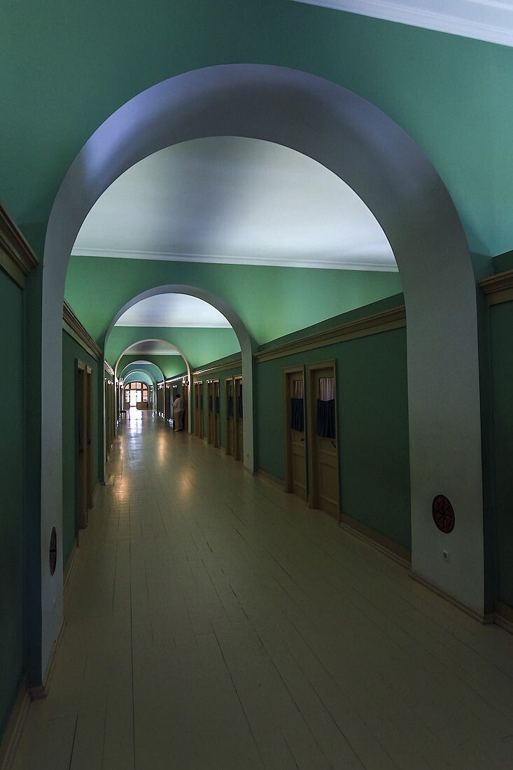 Длинный коридор дортуара в Царскосельском лицее с комнатами лицеистов, вид на перспективу.