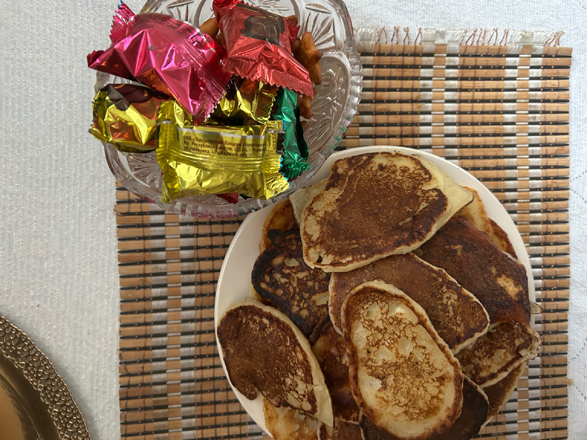 Сладкое горой, овощи, зелень, мясо и колбасы. Похоже зря я последние полгода худела 🤪