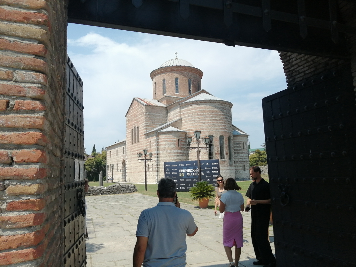 Патриарший собор в Пицунде