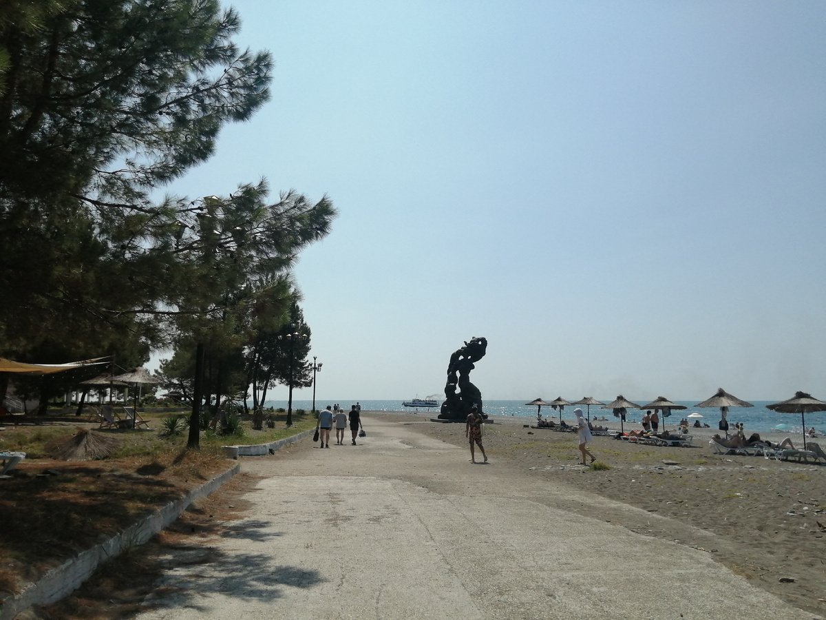 Пляж в Пицунде